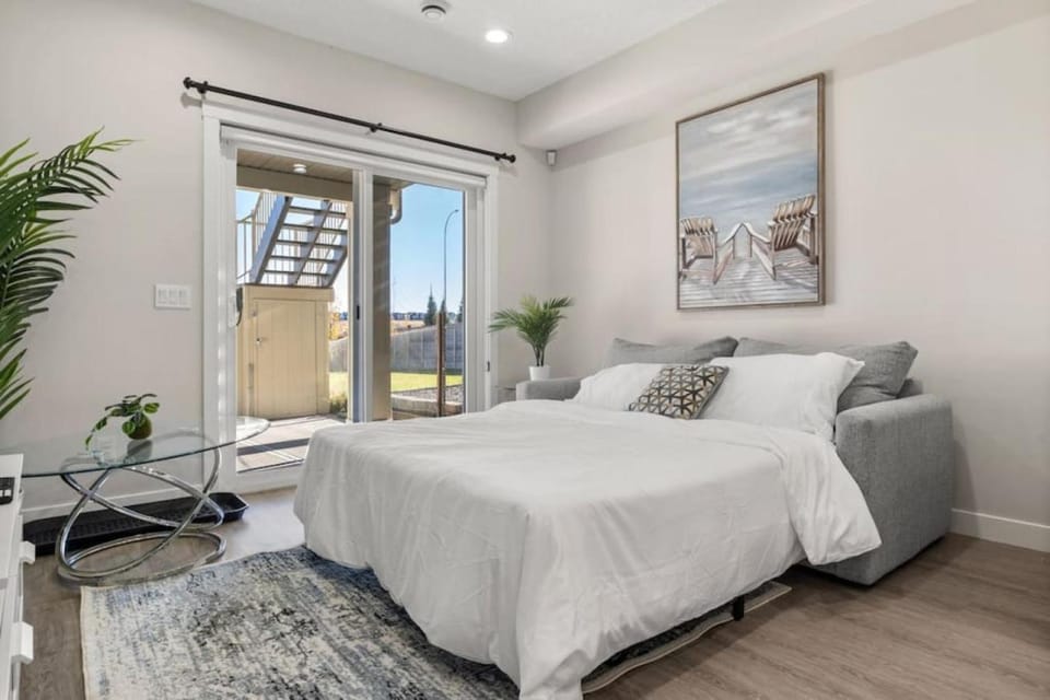 Private Suite for Couples Friends and New Families Apartment in Calgary