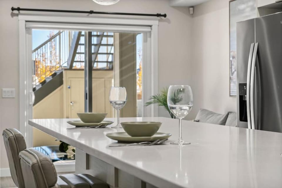 Private Suite for Couples Friends and New Families Apartment in Calgary