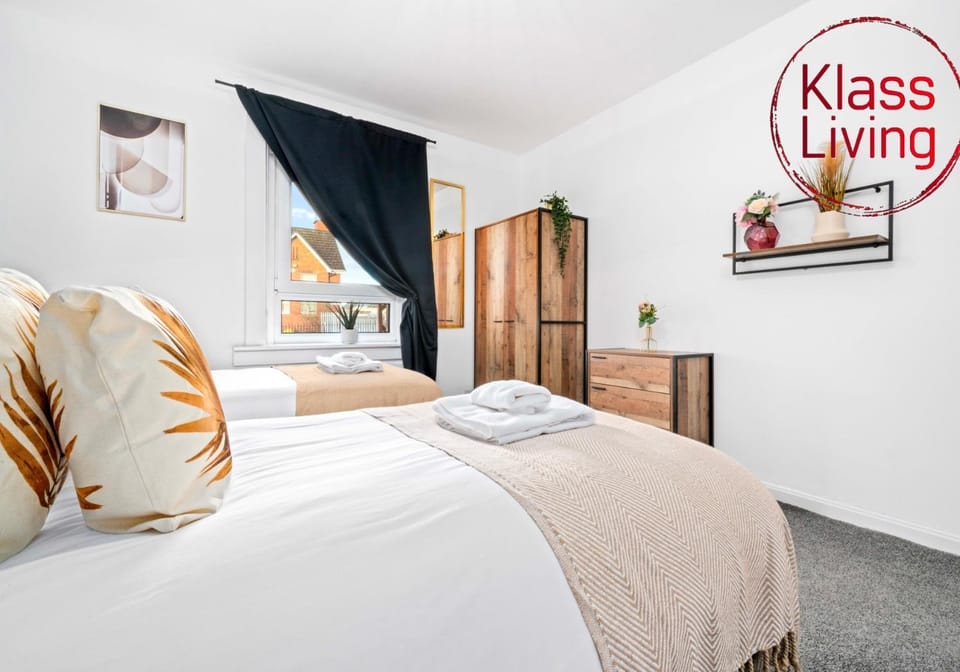 Bed, Decorative detail, Bedroom, Guests, group of guests, cot, Family