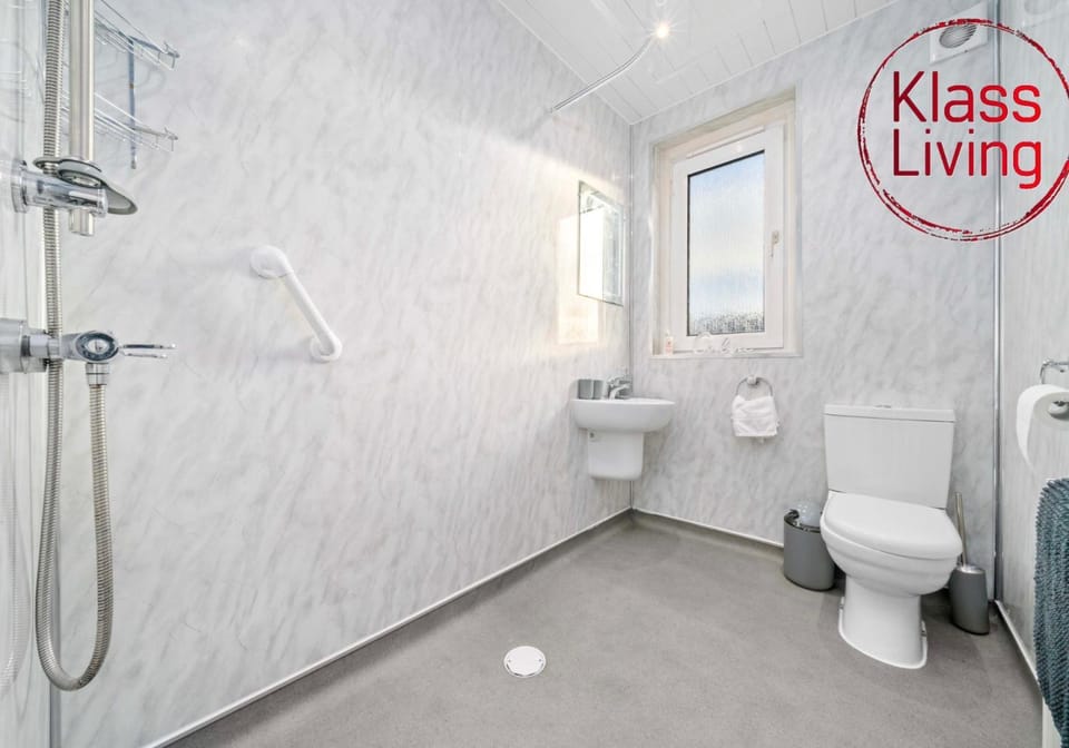 Shower, Toilet, Bathroom, Decorative detail, Guests, group of guests, Family