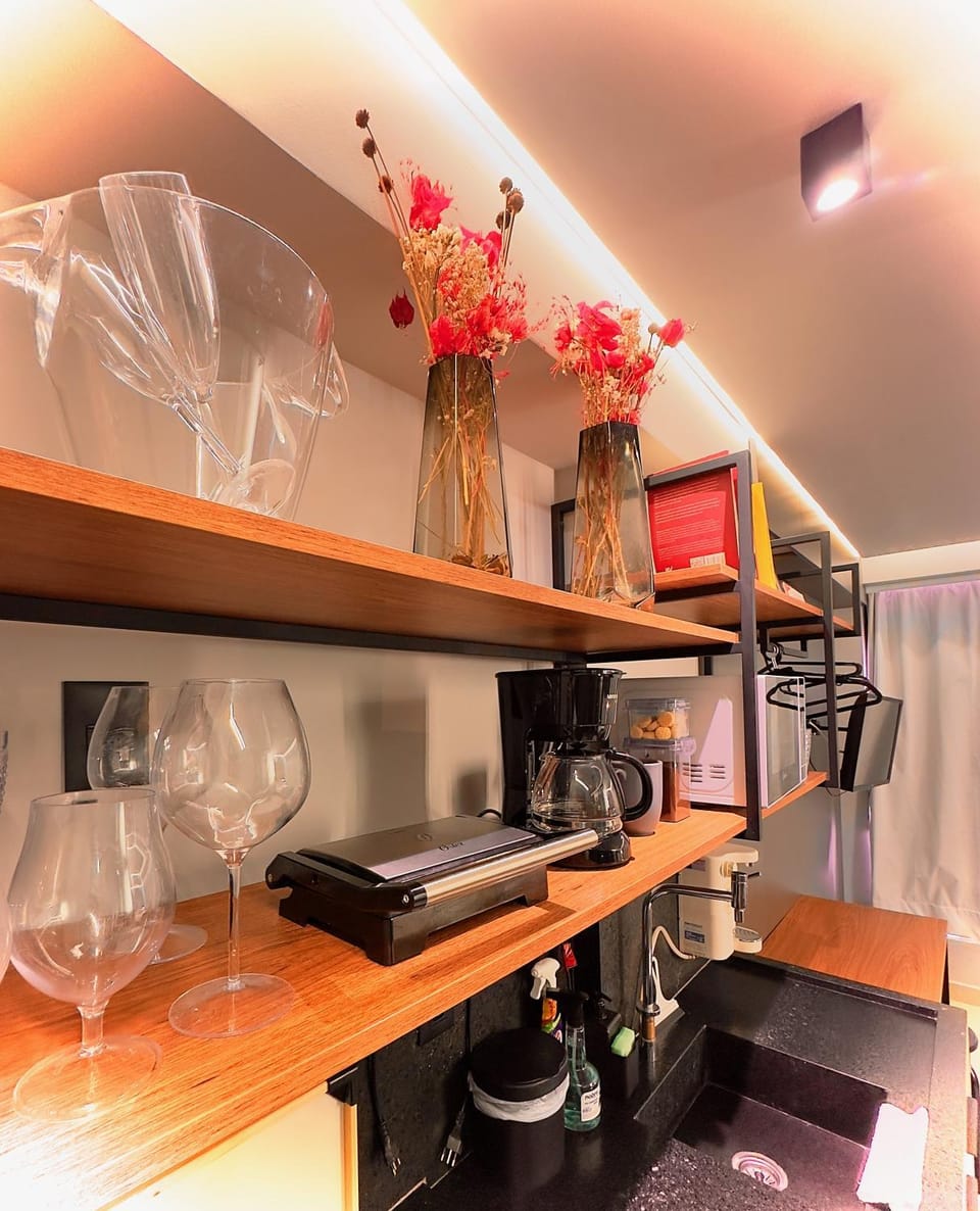 Coffee/tea facilities, Kitchen or kitchenette, Decorative detail, Bedroom, microwave
