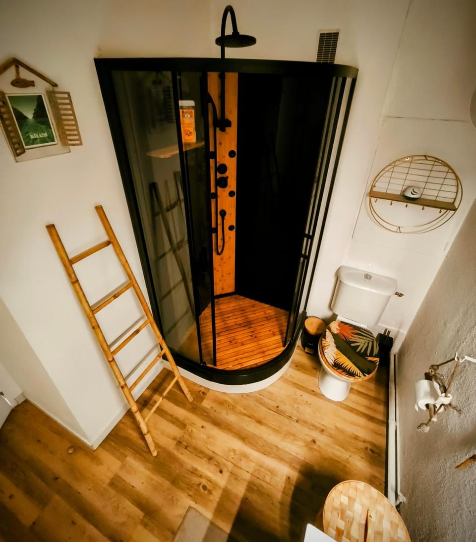 Shower, Toilet, Bathroom