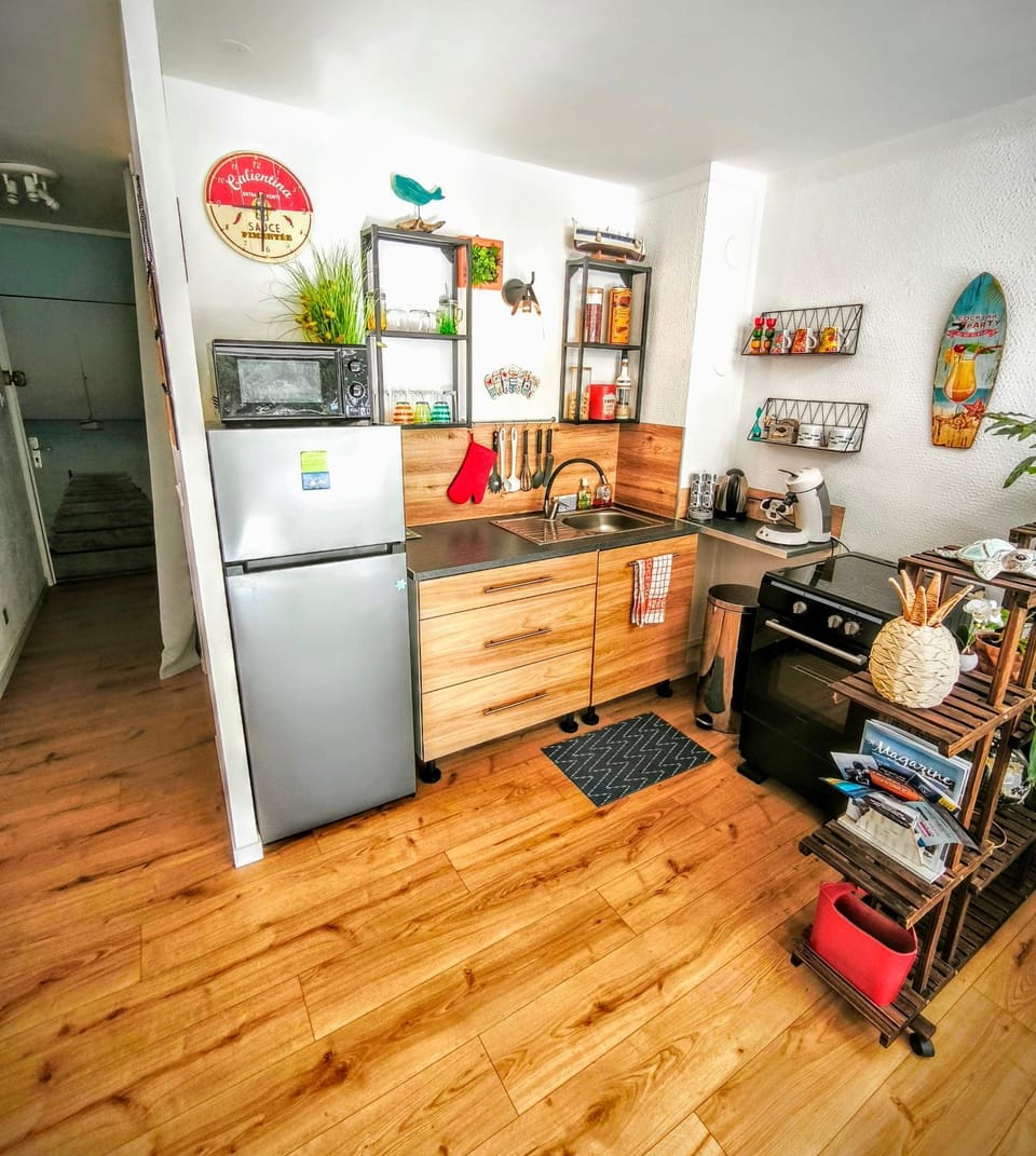 Kitchen or kitchenette, oven