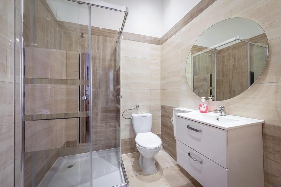Shower, Toilet, Bathroom, towels, dryer