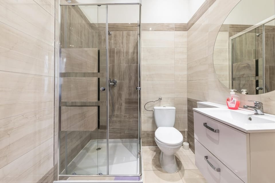 Shower, Toilet, Bathroom, towels, dryer