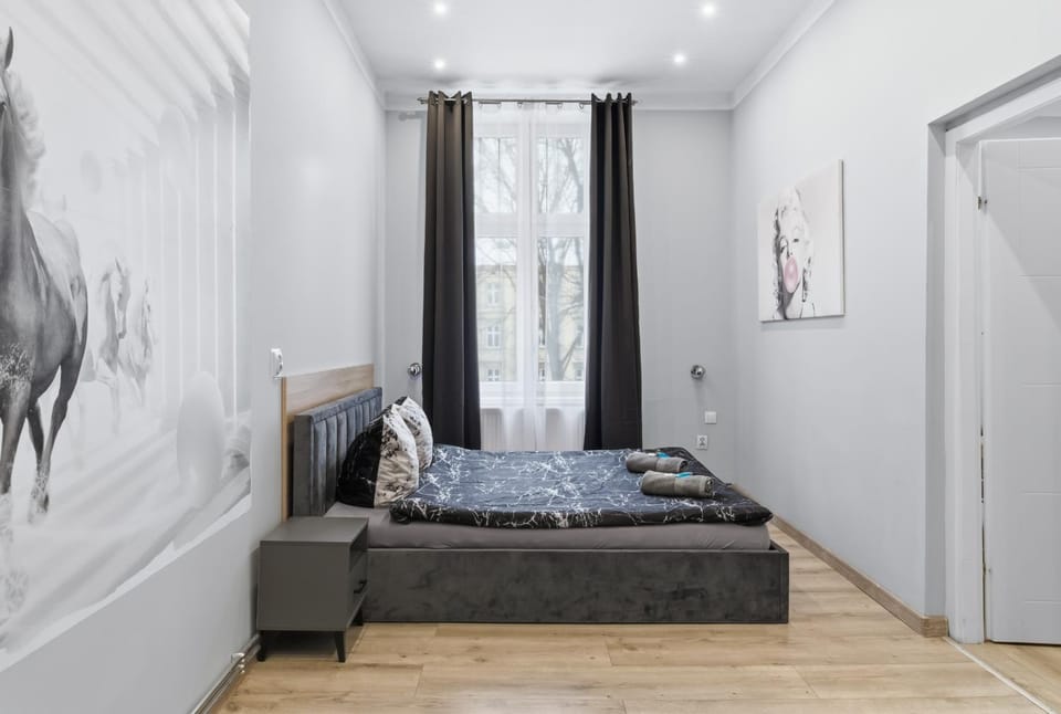 Bed, View (from property/room), Photo of the whole room, Decorative detail, Seating area, Bedroom, heating
