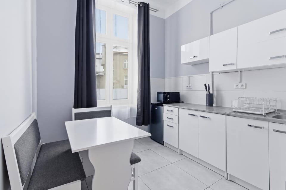 Coffee/tea facilities, Kitchen or kitchenette, Dining area, Dinner, microwave, stove