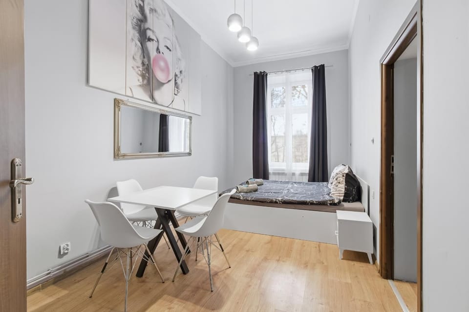 Bed, View (from property/room), Photo of the whole room, Decorative detail, heating, towels