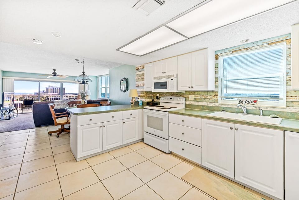 PT608 - Family Friendly Beachfront 22 condo - Walk to shoppingdining Apartment in New Smyrna Beach