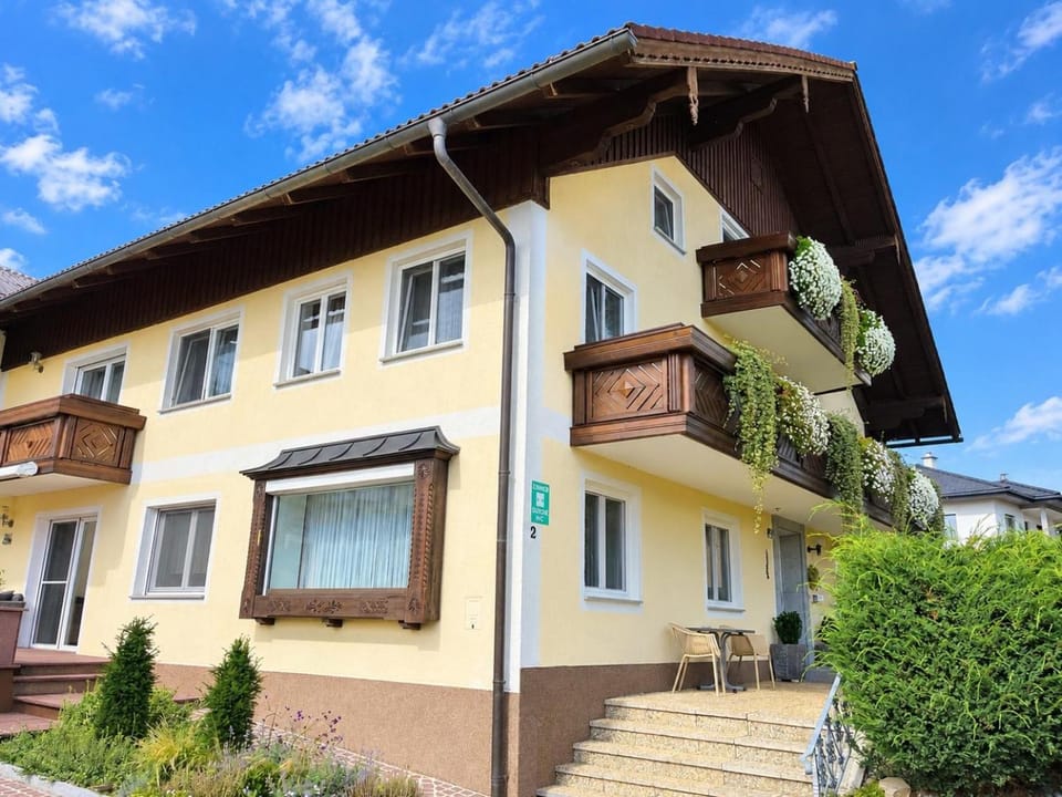Gästehaus Jedinger - Easy Lake Access by Tram Bed and Breakfast in Upper Austria
