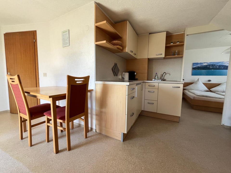 Kitchen or kitchenette, Seating area