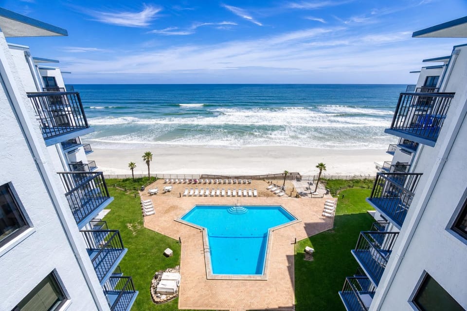 Oceanfront Sunrise Overlooking Pool Walk to shopping dining Sunrise 805 Apartment in Edgewater
