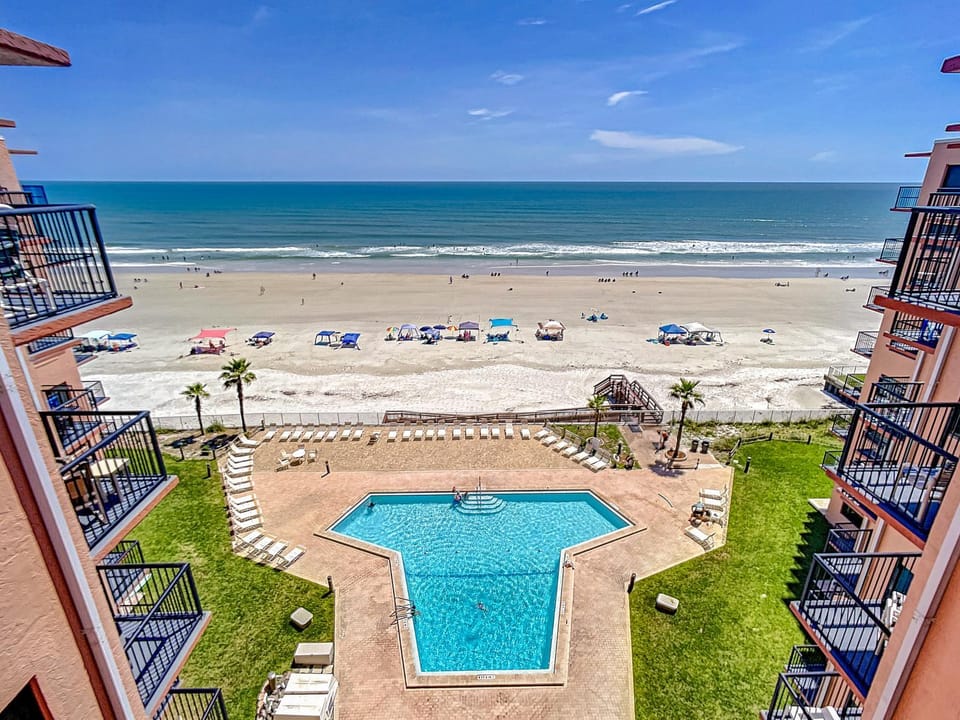 Ground Floor Oceanfront. Steps to the Pool Beach Sunrise 103 Apartment in Edgewater