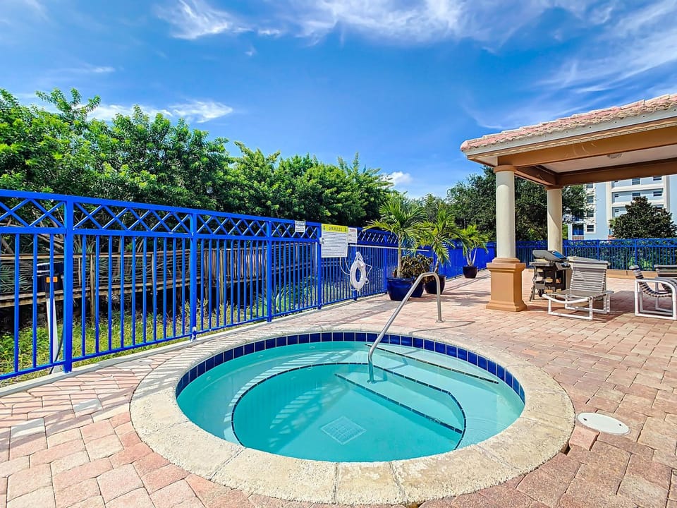 Top Floor Oceanwalk 3BR 3BA Sleeps 10 with Sunset Views and Screened Balcony Apartment in Florida