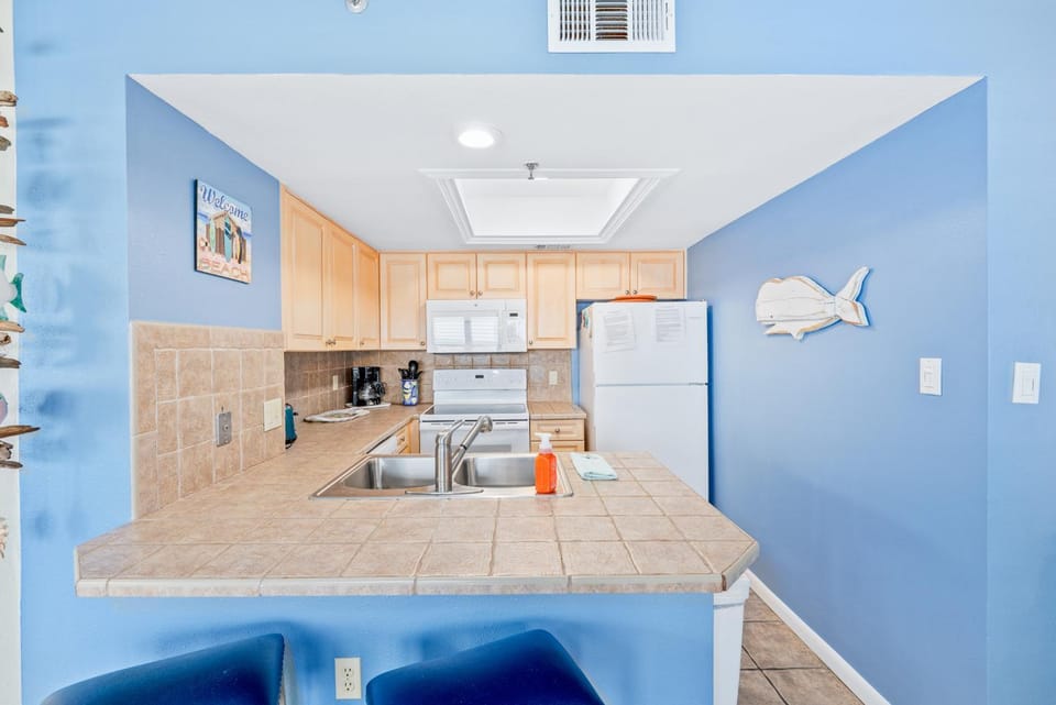 Beachfront Palm House - Walk right out to the pool beach access - PH1B Apartment in New Smyrna Beach