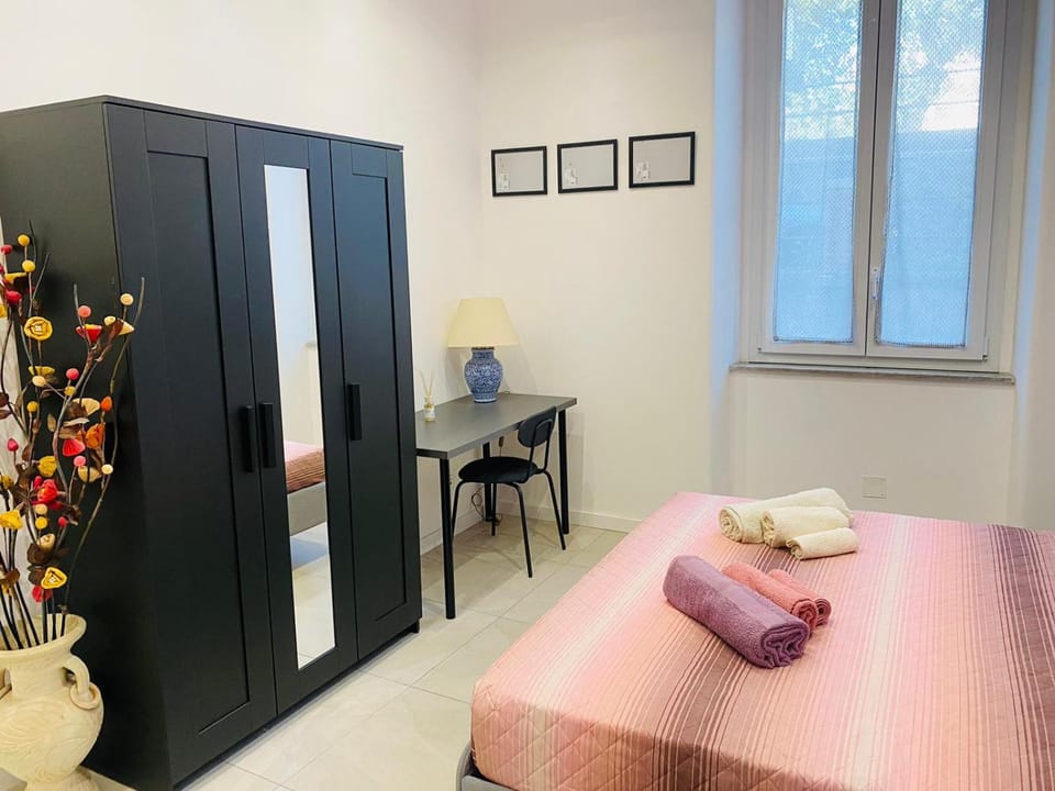 Bed, Photo of the whole room, wardrobe