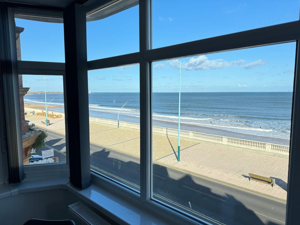 Seaviews Apartment 2, Whitley Bay Sea Front Apartment in Whitley Bay