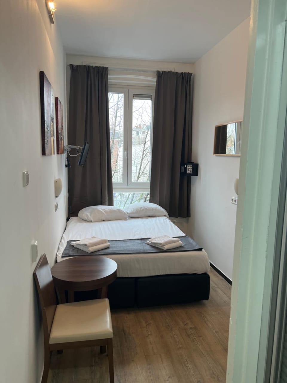 Bed, Photo of the whole room, towels