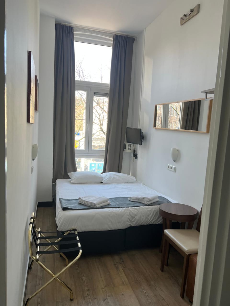 Bed, TV and multimedia, Photo of the whole room, towels