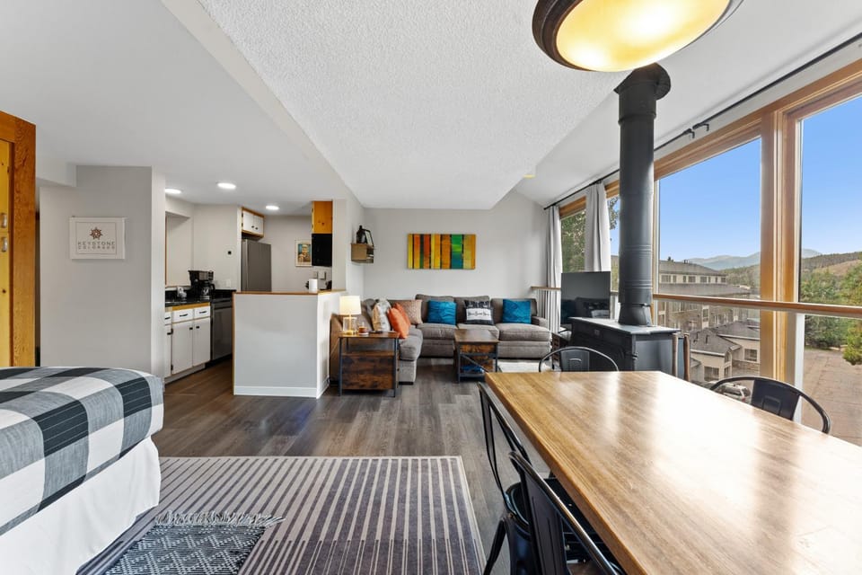 Bed, Day, Kitchen or kitchenette, Living room, Dining area, Mountain view, fireplace, furniture