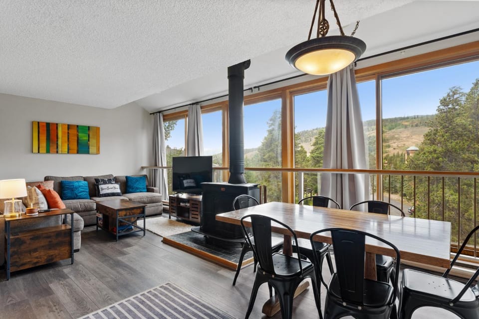 Day, TV and multimedia, View (from property/room), Living room, Seating area, Dining area, Mountain view, fireplace, furniture