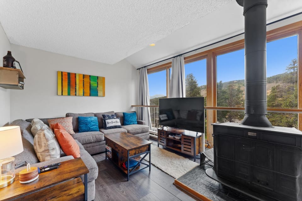 Day, TV and multimedia, View (from property/room), Living room, Mountain view, fireplace, furniture