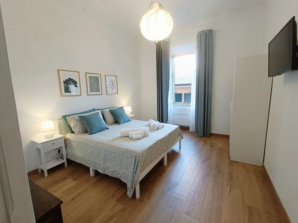 Bed, TV and multimedia, Photo of the whole room, Bedroom, wardrobe