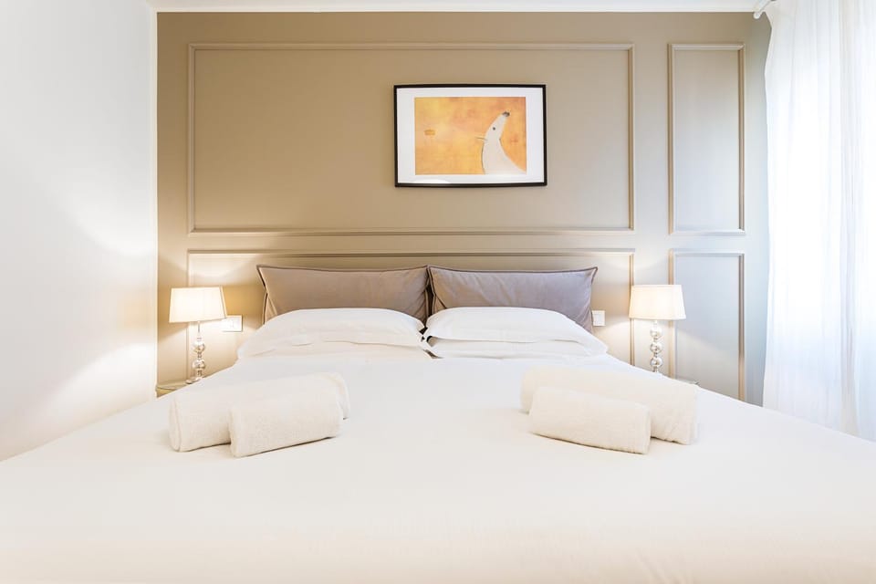 Bed, Bedroom, towels