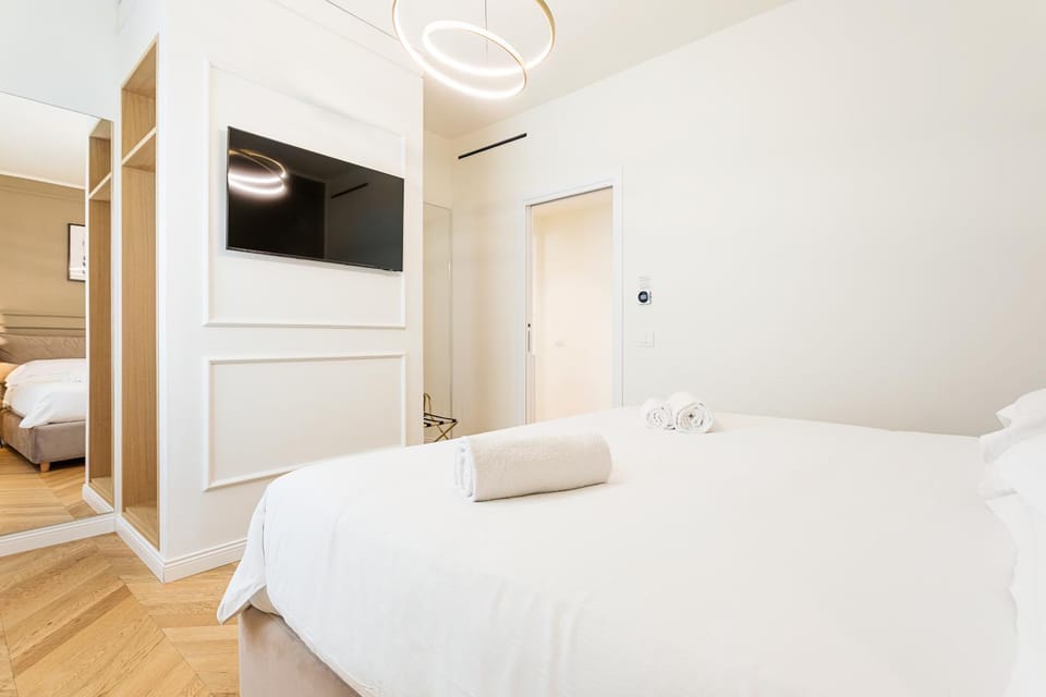 Bed, TV and multimedia, Bedroom, towels, wardrobe