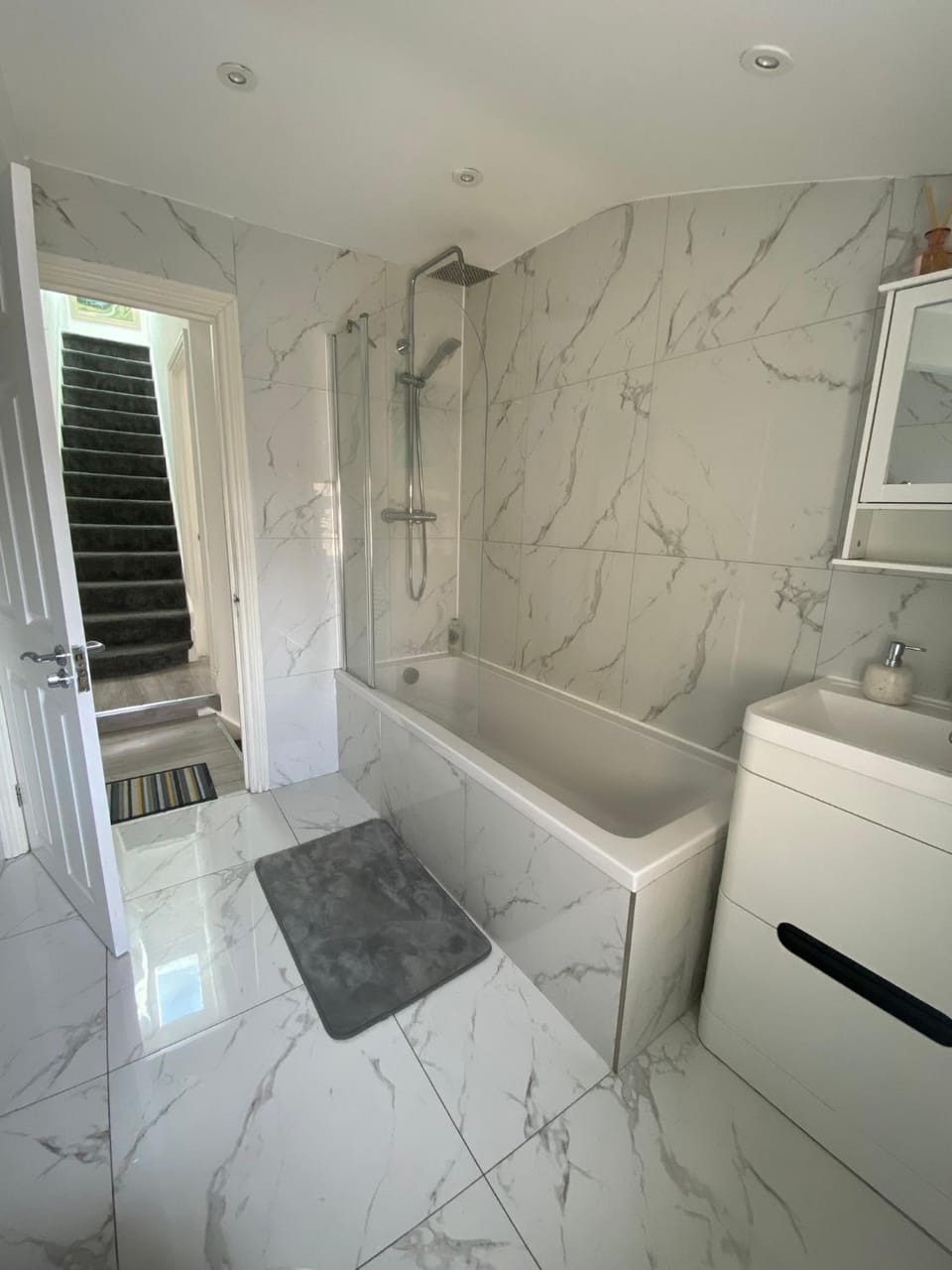 EEJs Modern London 3 bed flat near Crystal Palace Stadium - Great transport links Apartment in Croydon