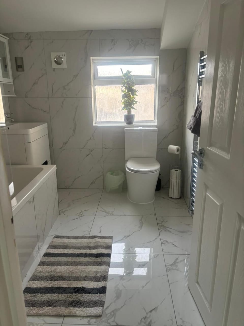 EEJs Modern London 3 bed flat near Crystal Palace Stadium - Great transport links Apartment in Croydon