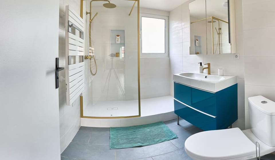 Shower, Toilet, Bathroom, towels