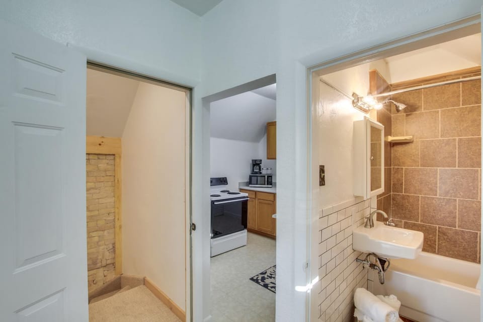 1 Block to Town! Convenient Logan Apartment Apartment in Logan