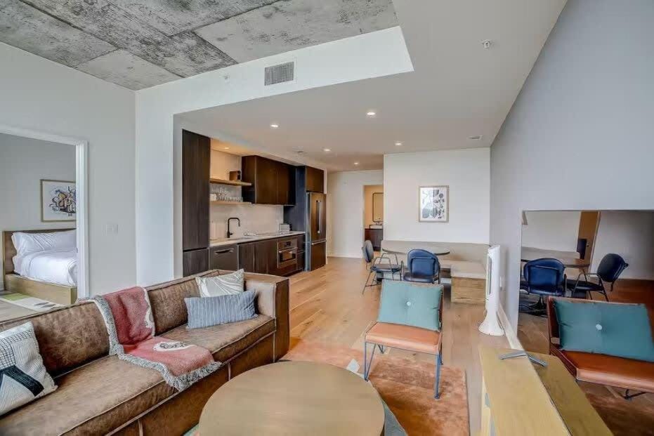 Luxury 2BR Rooftop Pool Austin by Barclé House in Austin
