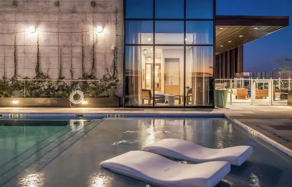 Luxury 2BR Rooftop Pool Austin by Barclé House in Austin