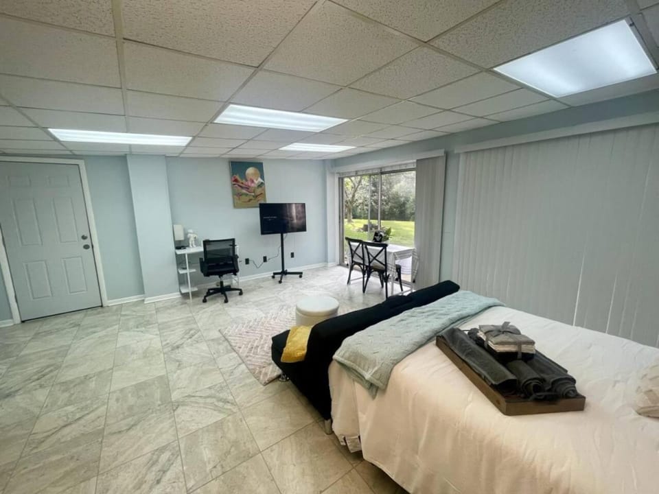 Bed, TV and multimedia, Seating area, hair dresser