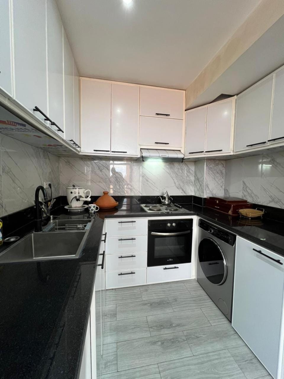Coffee/tea facilities, Kitchen or kitchenette, dishwasher, oven, washing machine, dryer
