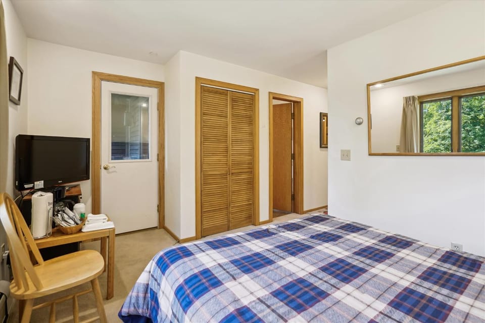 Bed, TV and multimedia, Bedroom