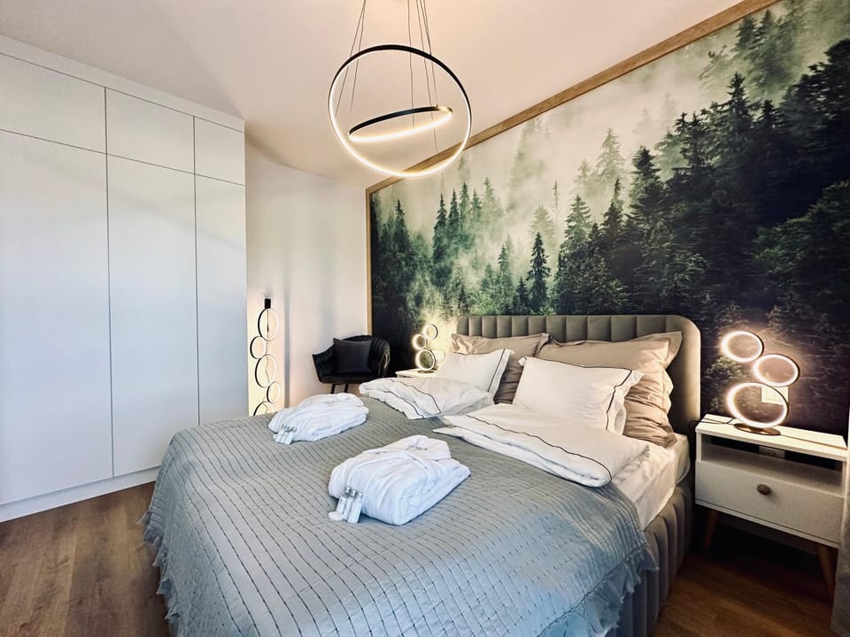 Bed, Bedroom, towels