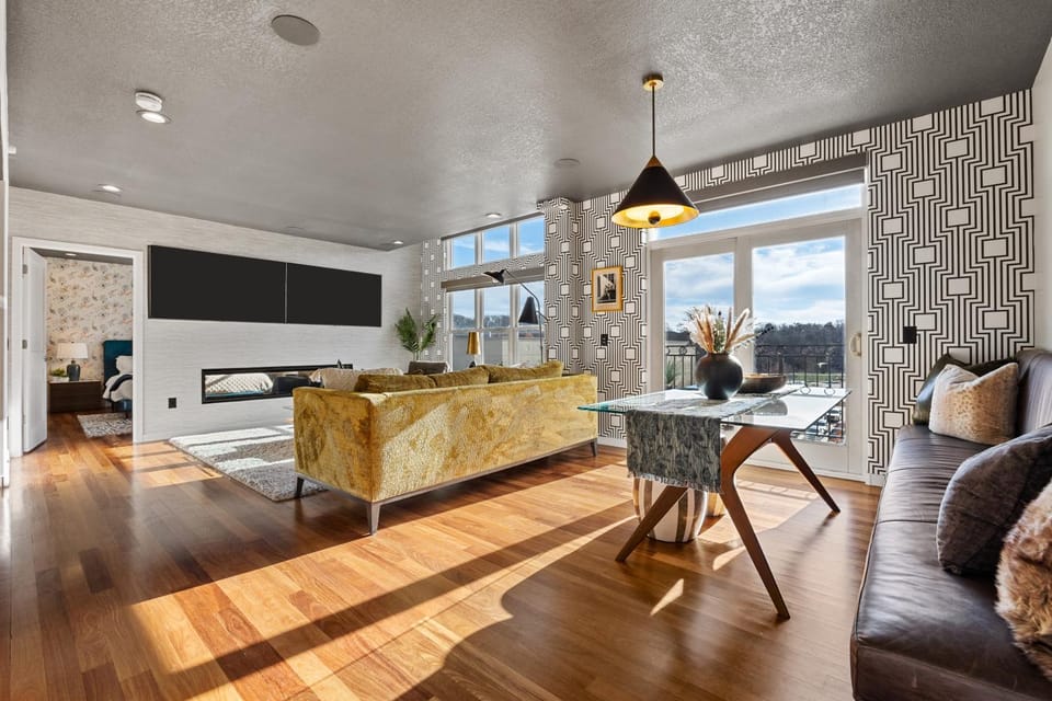 TV and multimedia, Living room, Seating area, Dining area, internet, air conditioner