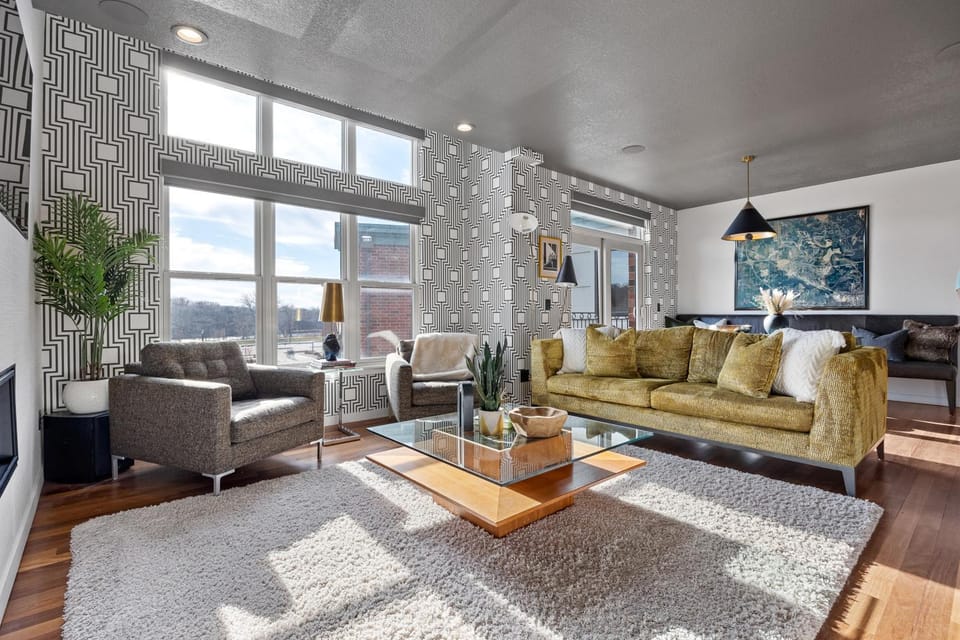 Living room, Photo of the whole room, Decorative detail, Seating area, River view, internet, air conditioner