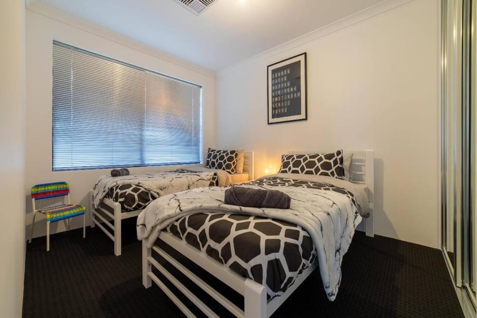 Treeby's Finest Family Home 4BDR 2BTH House in Perth
