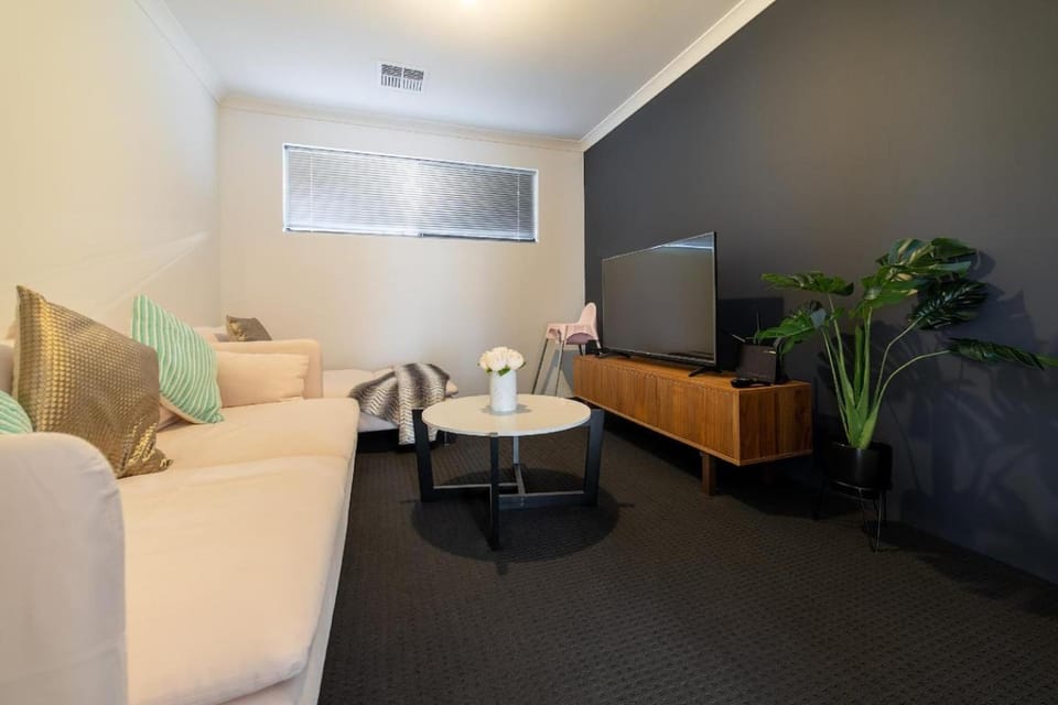 Treeby's Finest Family Home 4BDR 2BTH House in Perth