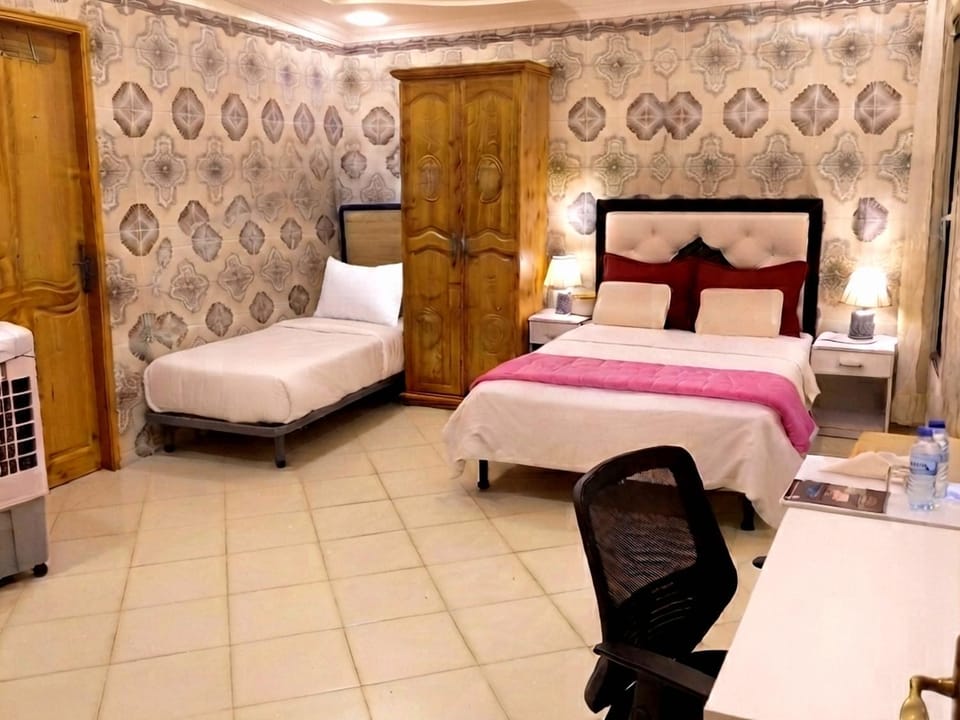Bed, Library, Library, Massage, Bedroom, hair dresser, locker, towels, air conditioner