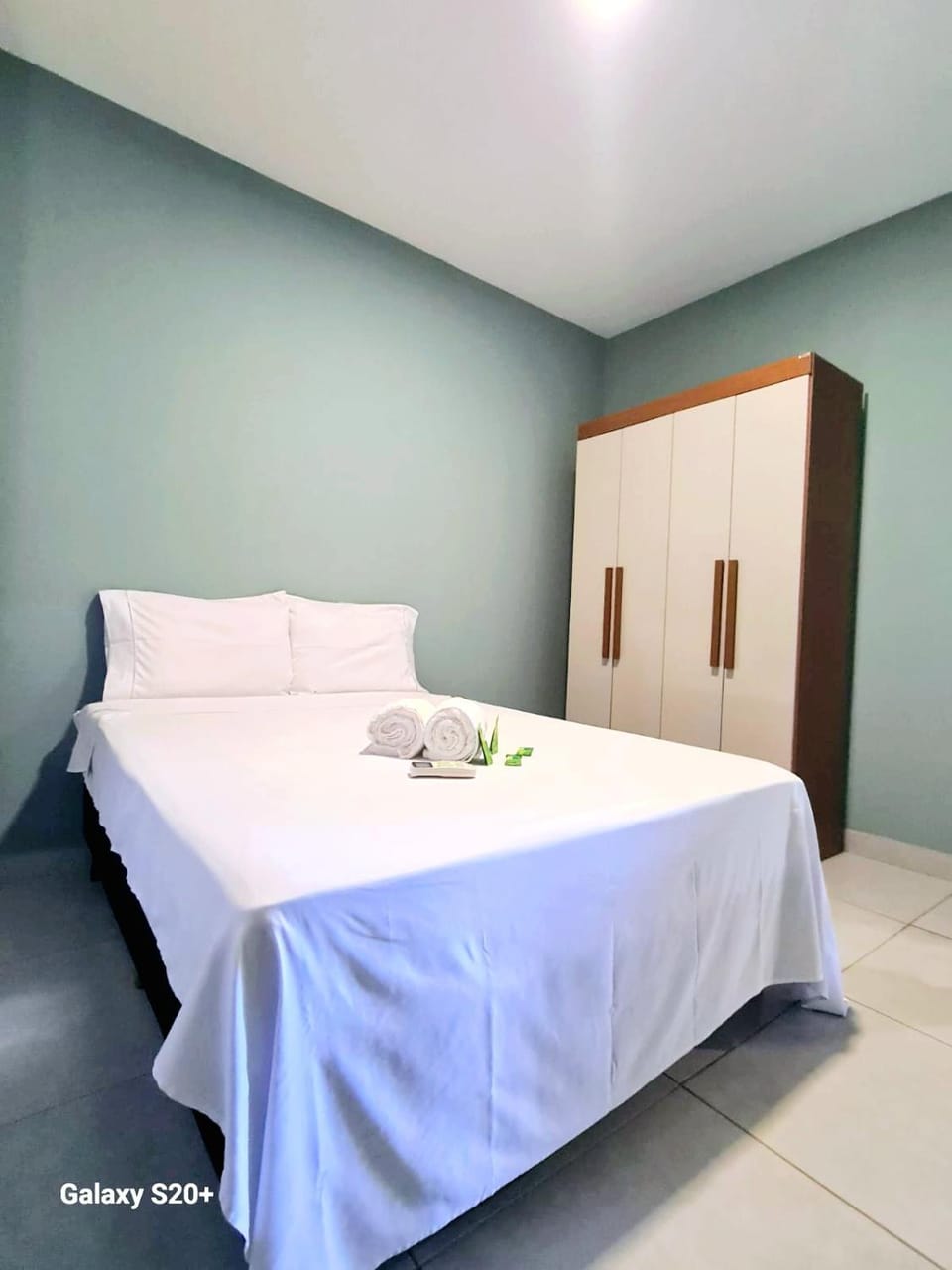 Photo of the whole room, towels, wardrobe