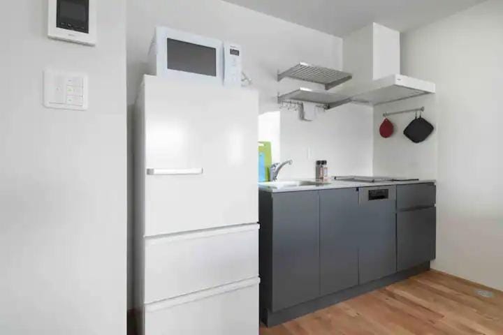 Kitchen or kitchenette, minibar, oven, stove
