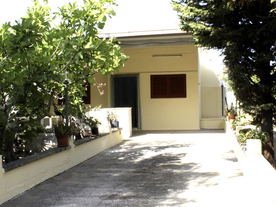 Facade/entrance, Balcony/Terrace