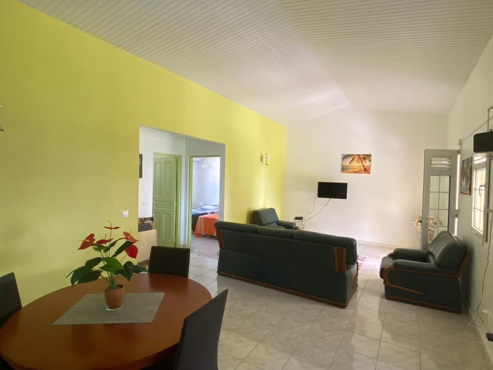 Appartement 2 chambres pied dans l'eau, linge fourni - FR-1-765-6 Apartment in Les Trois-Îlets
