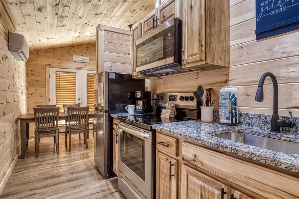 Jolly Jingle Cabin, Pickleball Court, Creek, WIFI, Mountain Views, Starting at 50" Cabin in Jenkins Mill