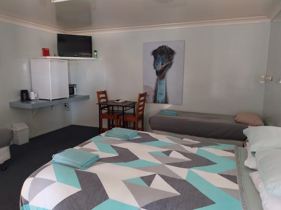Bed, TV and multimedia, Seating area, minibar